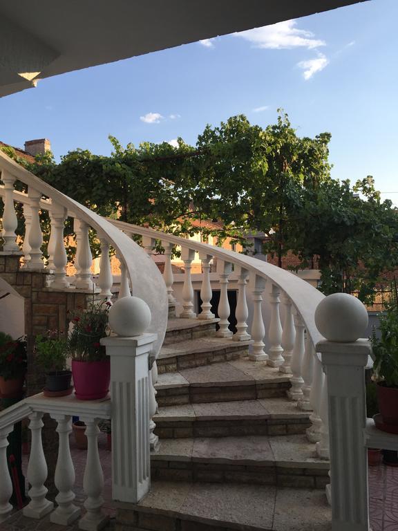Vila Ridvani Корча Екстериор снимка