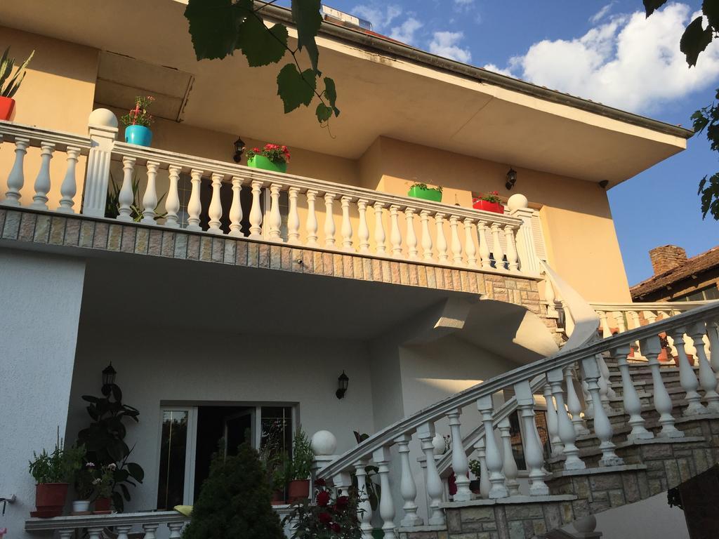 Vila Ridvani Корча Екстериор снимка